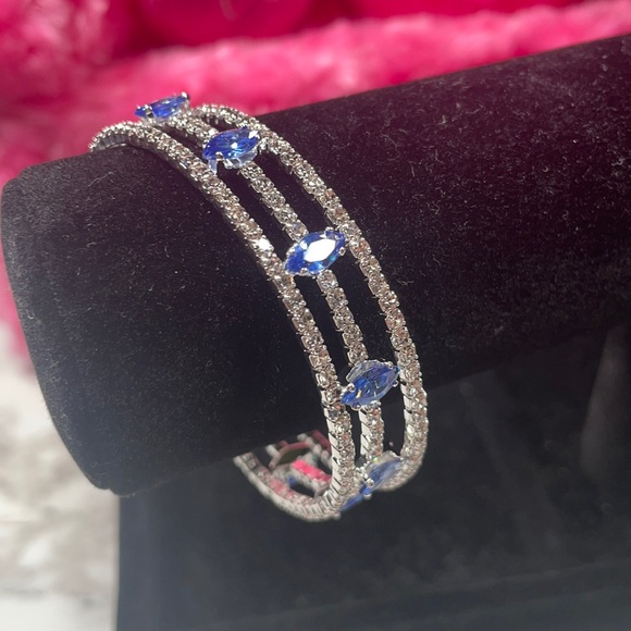 Jewelry - Bangle Bracelet (topaz)